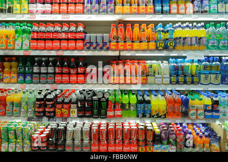 Plateau de boissons dans un supermarché Banque D'Images