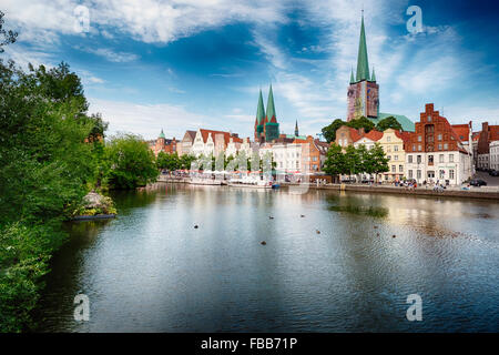 Vue sur le front de mer de la vieille ville de Lubeck, avec le canal Trave, Schleswig-Holstein, Allemagne Banque D'Images