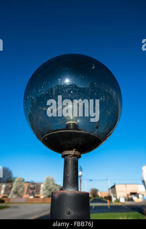 La rupture d'un boîtier d'éclairage de rue avec la lumière visible, pas d'ampoule allumée Banque D'Images