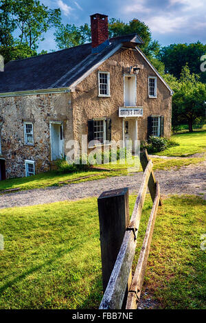 Low Angle View of a Historic Stone magasin général à Waterloo Village, Allamuchy Mountain State Park, New Jersey Banque D'Images