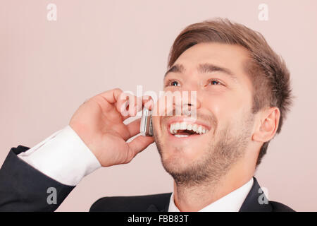 Smiling avocat talking on mobile phone Banque D'Images