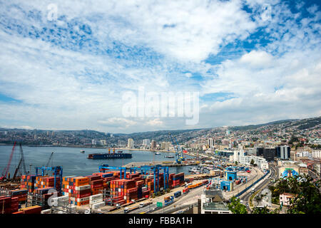 Chambres du shell historique et de grues dans un port de Valparaiso Banque D'Images