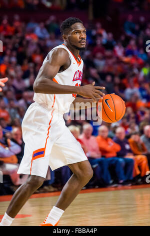 Clemson Tigers Nnoko centre Landry (35) au cours de la jeu de basket-ball de NCAA entre Duc et Clemson le mercredi, Janvier 13, 2016 à Bon Secours Arena à Greenville, SC David Grooms/CSM Banque D'Images