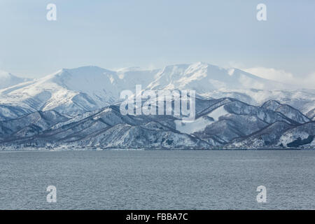 La montagne couverte de neige, Péninsule de Shiretoko, Hokkaido, Japon Banque D'Images