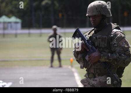 La ville de Panama, Panama. 13 Jan, 2016. Les membres du National du Panama Naval Air Service (SENAN) Garde côtière des paquets de drogues saisies au cours d'une conférence de presse dans la ville de Panama, capitale du Panama, le 13 janvier 2016. Selon la presse locale, SENAN saisi 734 paquets de drogue parmi de marihuana et de cocaïne au cours d'une opération dans la région de Isla del Rey. © Mauricio Valenzuela/Xinhua/Alamy Live News Banque D'Images