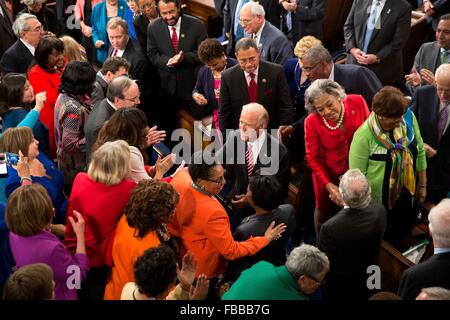 Washington DC, USA. 12 janvier, 2016. Le Vice-président américain Joe Biden salue les membres du Cabinet avant l'état de l'Union dans la chambre Chambre à la capitale américaine le 12 janvier 2016 à Washington, DC. Banque D'Images