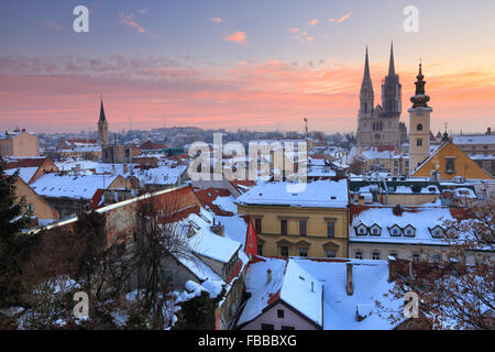 Panorama de Zagreb en hiver. Cathédrale sur l'arrière de la photo. Banque D'Images