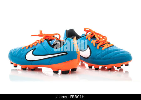 Une paire de chaussures de football Nike sur un fond blanc Banque D'Images