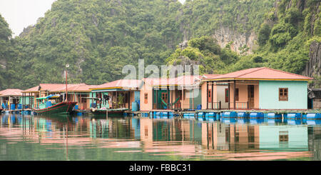 Village de pêcheurs flottant, Halong Bay, Vietnam Banque D'Images