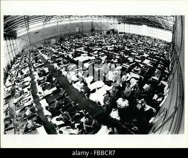 1980 - Près de 700 réfugiés cubains sont détenus temporairement dans un hangar d'avions sur la base aérienne d'Eglin, tandis que les équipes de construction ont achevé la tente à l'abris de Ft. Walton Beach de foire. © Keystone Photos USA/ZUMAPRESS.com/Alamy Live News Banque D'Images