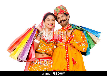 2 Rural indien Gujrati Couple marié shopping Banque D'Images