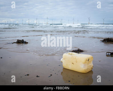 Grand récipient en plastique échoués sur la plage sur la côte nord-est de l'Angleterre. UK Banque D'Images