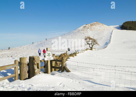 Les promeneurs sur les Cleveland Way près de peu près de Roseberry Topping Roseberry à North York Moors National Park, North Yorkshire, Angleterre. UK Banque D'Images