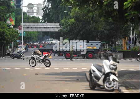 Jakarta, Indonésie. 14 Jan, 2016. Un membre de la police indonésienne a bomb squad garde à l'explosion à Jakarta, Indonésie, 14 janvier 2016. Un policier et trois civils ont été tués, et deux autres policiers ont été blessés après que des hommes armés ont attaqué un poste de police de la circulation près d'un centre commercial ici jeudi, le porte-parole de la police nationale, le général de brigade Anton Charliyan a déclaré aux journalistes. Credit : Zulkarnain/Xinhua/Alamy Live News Banque D'Images