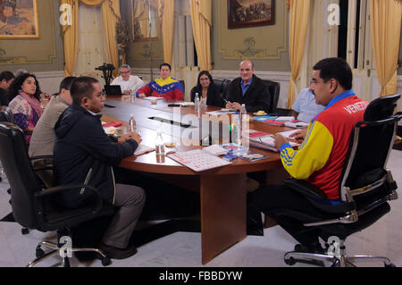 Caracas, Venezuela. 13 Jan, 2016. Photo fournie par la Présidence du Venezuela montre le président vénézuélien Nicolas Maduro (R) à la tête d'une réunion de travail au Palais de Miraflores, à Caracas, Venezuela, le 13 janvier 2016. © Présidence du Venezuela/Xinhua/Alamy Live News Banque D'Images