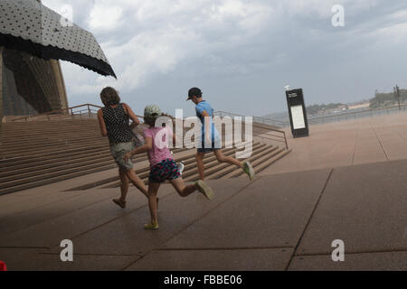 Sydney, Australie. 14 janvier 2016. Une averse soudaine a frappé Sydney à environ 4:50pm. Les gens se sont précipités pour couvrir. Sur la photo : les gens courent pour couvrir sous les voiles de l'Opéra de Sydney. Crédit : Richard Milnes/Alamy Live News Banque D'Images