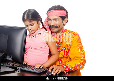 2 rural indien Gujrati père et kid doughter assis l'enseignement de l'informatique Banque D'Images