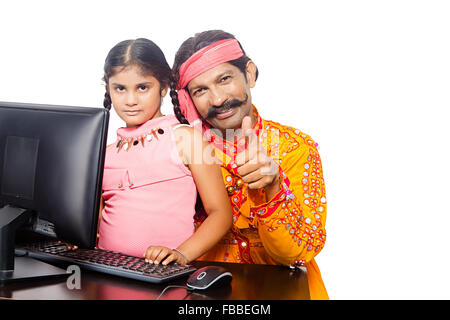 2 rural indien Gujrati père et kid doughter assis l'enseignement de l'informatique Banque D'Images