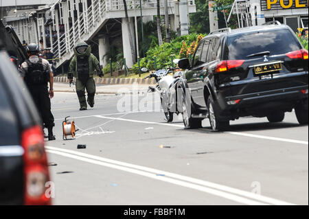 Jakarta, Indonésie. 14 Jan, 2016. Un membre de la police indonésienne a bomb squad Gegana guards près de l'explosion à Jakarta, Indonésie, 14 janvier 2016. Un policier et trois civils ont été tués, et deux autres policiers ont été blessés après que des hommes armés ont attaqué un poste de police de la circulation près d'un centre commercial ici jeudi, le porte-parole de la police nationale, le général de brigade Anton Charliyan a déclaré aux journalistes. Sanovri Crédit : Veri/Xinhua/Alamy Live News Banque D'Images