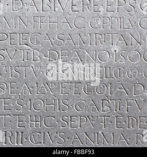 Une ancienne inscription latine sur la plaque de marbre. Banque D'Images