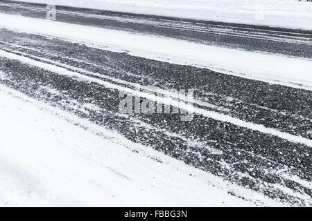 Photo de fond d'hiver route glissante en asphalte, sous la couche de neige fraîche Banque D'Images