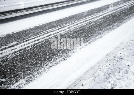 Fond d'hiver route glissante en asphalte, sous la couche de neige fraîche Banque D'Images