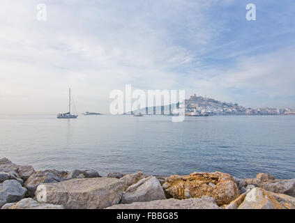 Dalt Vila à Ibiza Ville Hill sur la baie à Ibiza, Iles Baléares, Espagne sur un matin d'hiver brumeux. Banque D'Images