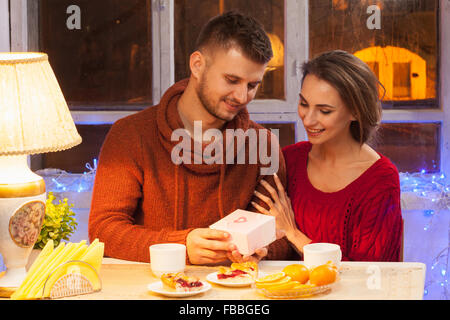 Portrait de couple romantique au dîner de la Saint-Valentin Banque D'Images