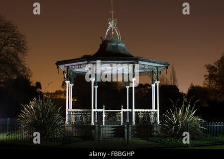 Beckenham, dans le sud de Londres, en Angleterre. Photo de nuit du kiosque au Recreation Ground Beckenham où David Bowie a joué un de ses premiers concerts en 1969.Bromley conseil s'est engagé à redoubler d'efforts pour rénover ce bâtiment comme un mémorial à David Bowie. Banque D'Images