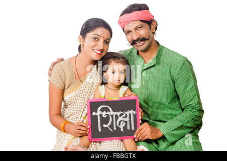 3 Les parents ruraux indiens et kid fille éducation Conseil d'ardoise Banque D'Images