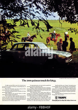 Pleine page couleur original vintage une publicité à partir d'années 1970. Annonce de la publicité 1971 Triumph 2000 voitures. Banque D'Images