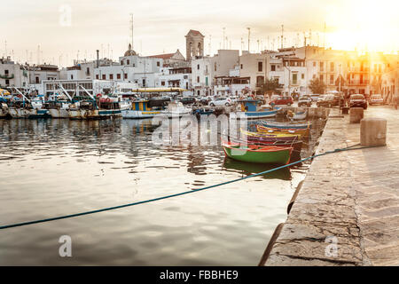 Vue sur un joli port de pêche de Mola di Bari, Pouilles, Italie Banque D'Images