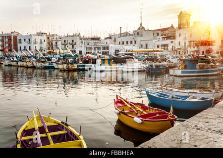 Vue sur un joli port de pêche de Mola di Bari, Pouilles, Italie Banque D'Images