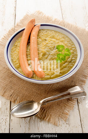 Purée de pommes de terre avec les saucisses de Vienne et le persil dans une assiette à soupe Banque D'Images