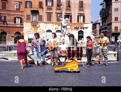 Des musiciens de rue jouer par la Fontana del Nettuno en la Piazza Navona, Rome, Latium, Italie, Europe Banque D'Images