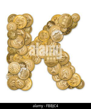 Lettre K fabriqués à partir de pièces d'or argent isolé sur fond blanc Banque D'Images