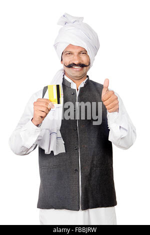 Les agriculteurs ruraux indiens 1 carte de crédit homme Thumbs up montrant Banque D'Images