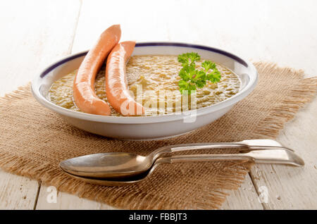 Purée de pommes de terre avec les saucisses de Vienne et le persil dans une assiette à soupe Banque D'Images