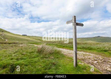 Un sentier public signe sur le Pennine Way, Kinder Kinder Scout, Faible, Peak District, Derbyshire, Angleterre, RU Banque D'Images