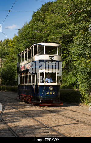 Royaume-uni, Angleterre, Derbyshire, Crich, Tramway Museum, 1921 Leeds City tram Tramways 345, anciennement charpentiers shed at Leeds Depot Banque D'Images