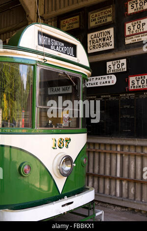 Royaume-uni, Angleterre, Derbyshire, Crich, Tramway Museum, 1928 Corporation de Blackpool pantographe Transport tram 167 en faire avec des signes Banque D'Images