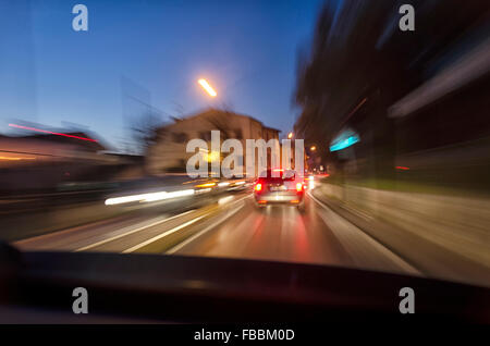Vue de nuit sur une voiture dans la circulation Banque D'Images