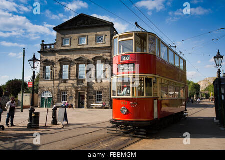 Royaume-uni, Angleterre, Derbyshire, Crich, Tramway Museum, Londres 1932 Tram 1622, passant de l'Assemblée des Chambres de Derby Banque D'Images