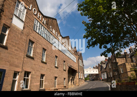 UK ; Angleterre ; Derbyshire ; Lea bridge ; Lea ; Moulins maison de John Smedley's 200 ans usine de tricot ; est 1784 ; pont sur road Banque D'Images