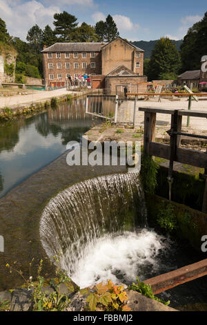 Royaume-uni, Angleterre, Derbyshire, Moulin de Cromford, Weir commande du niveau d'eau à roue hydraulique principal Banque D'Images