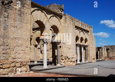 Vue de la Basilique Supérieure bâtiment avec ses arches, colonnes de Medina Azahara (Madinat al-Zahra), près de Cordoba, Espagne. Banque D'Images