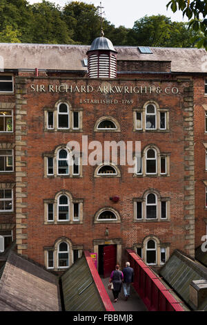 Royaume-uni, Angleterre, Derbyshire, Matlock Bath, Sir Richard Arkwright's Masson Mills, les visiteurs entrant museum Banque D'Images