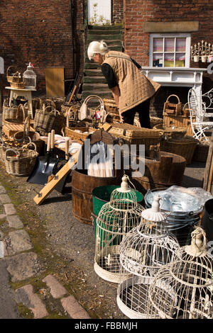 Royaume-uni, Angleterre, Derbyshire, Cromford, Place du Marché des antiquités et boutique de matériel de navigation en dehors de stock, femme Banque D'Images