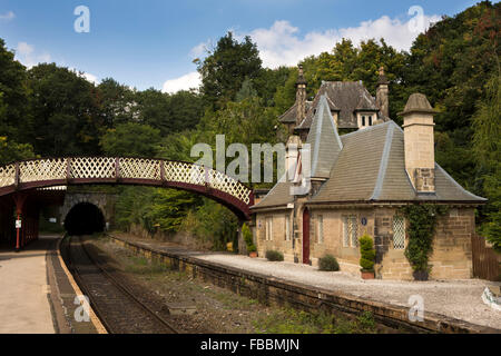 Royaume-uni, Angleterre, Derbyshire, gare ferroviaire de Cromford, des moulures de style château salle d'attente conçu par G H Stokes Banque D'Images