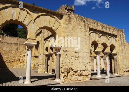 Vue de la Basilique Supérieure bâtiment avec ses arches, colonnes de Medina Azahara (Madinat al-Zahra), près de Cordoba, Espagne. Banque D'Images